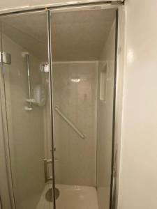 um chuveiro com uma porta de vidro na casa de banho em Parkview em Hoo