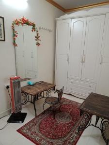 sala de estar con 2 mesas y mesa con sillas en Cherry Blossom en Nainital