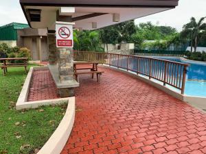 uma passarela de tijolos vermelhos ao lado de uma piscina em Sweet Home with WiFi and Netflix em Manila