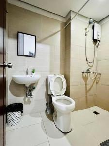 uma casa de banho com um WC e um lavatório em Sweet Home with WiFi and Netflix em Manila