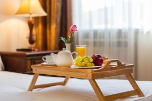bandeja de fruta en una mesa en una habitación de hotel en Jermuk Olympia Sanatorium, en Jermuk