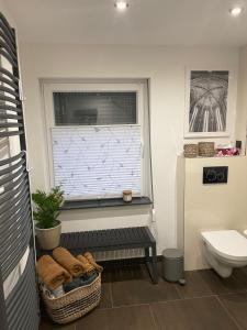 een badkamer met een toilet en een raam bij Gemütliche Ferienwohnung in Wernigerode