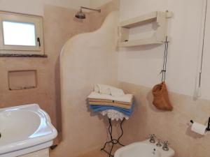 Łazienka z umywalką i białą toaletą w obiekcie B&B Giovannarolla Green House w mieście Ostuni +37 zdjęć