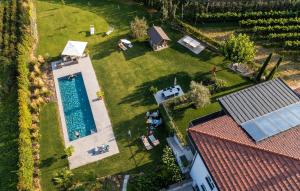 - une vue aérienne sur une cour avec une piscine dans l'établissement Haus Wiesenstein, à Lana