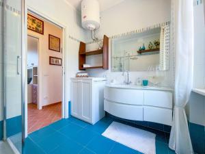 a bathroom with a tub and a sink at Appartamento Laura in Portoferraio