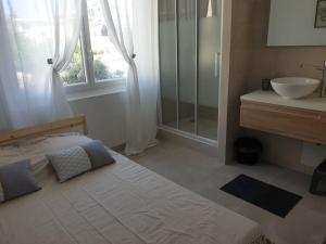 Posteľ alebo postele v izbe v ubytovaní Studio neuf atypique centre ville Palavas vue mer