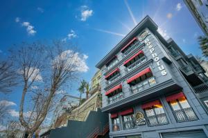 un edificio con balcones rojos y blancos en una calle en 216 Bosphorus Suite, en Estambul