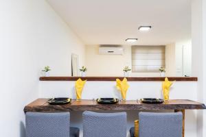 - une salle à manger avec une table et des chaises en bois dans l'établissement Cosy & Calm Central Getaway Modern Guest Suite by Midrachov 1 Queen Bed, à Zikhron Yaakov