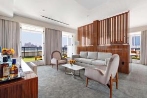 - un salon avec un canapé et une table dans l'établissement 33 Seaport Hotel New York, à New York