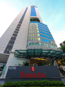 um edifício alto com uma placa de hotel em frente em RS Suites In Bukit Bintang em Kuala Lumpur