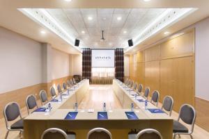 a conference room with a long table and chairs at Hotel SB Ciutat Tarragona in Tarragona