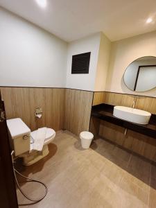 WangthongにあるWanathara Resortのバスルーム(トイレ、洗面台、鏡付)