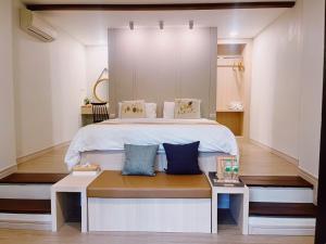 WangthongにあるWanathara Resortのベッドルーム1室(大型ベッド1台、テーブル2台付)