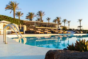 Bazén v ubytování Therasia Resort Sea and SPA - The Leading Hotels of the World nebo v jeho okolí