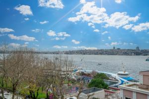 伊斯坦堡的住宿－216 Bosphorus Suite，滑轮滑行车享有水景