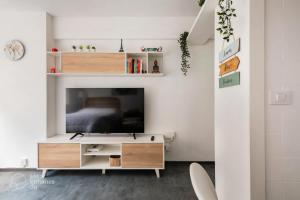 sala de estar con TV y escritorio en Le Studio. Único, acogedor y en el centro de Vigo., en Vigo