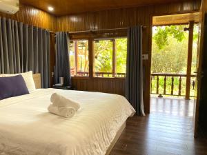 um quarto com uma cama com uma toalha em Kim's Garden em Con Dao