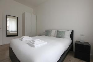 米蘭的住宿－LOVELY MILANO - Lovely Porta Romana，一张白色的床,位于带镜子的房间里