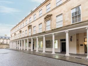 una calle vacía frente a un gran edificio en Pass the Keys Stunning 2 bed retreat in the heart of Bath, en Bath