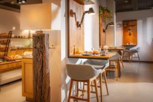 蒂門多爾費爾斯特蘭德的住宿－SAND Lifestylehotel，厨房配有桌椅和冰箱。