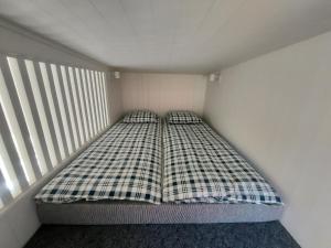 En eller flere senge i et værelse på Havsnära Stuga