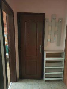 Una puerta de madera en una habitación con armario en Апартамент Александр 1, en Burgas