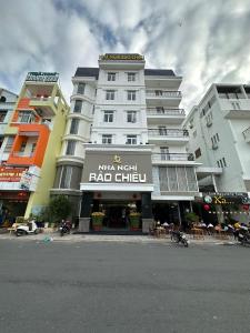 un gran edificio blanco con un cartel delante en Bao Chieu Inn, en Hà Tiên