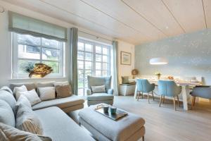 a living room with a couch and a table at NEU! Ferienhaus Watt'n Glück Sylt in Westerland