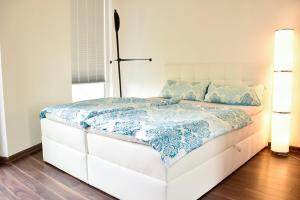 un letto bianco con una coperta blu e bianca di Wasserturm a Pruchten Altre 14 foto