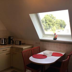 uma cozinha com uma mesa e duas cadeiras e uma janela em Bei Netti em Klütz
