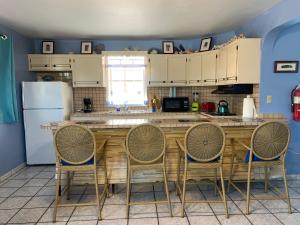 une cuisine avec une grande table et des chaises en bois dans l'établissement Esperanza Inn Guesthouse, à Vieques