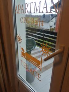 Garešnica的住宿－Apartman OPG Balja，带有读沙门或布巴拉茶店的标志的窗口