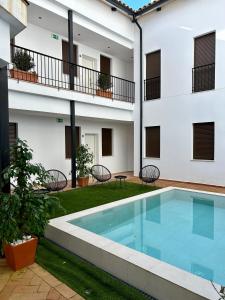 een zwembad op de binnenplaats van een gebouw bij Coqueto apartamento céntrico con piscina in Córdoba