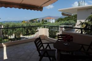 Un balcón con 2 sillas y una mesa con vistas. en Mythos Bungalows, en Potos