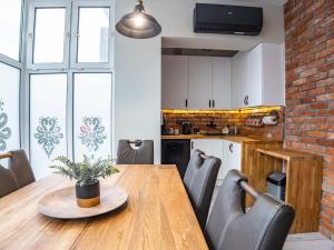 Una cocina y un comedor con mesa y sillas de madera. en Stylove Apartamenty, en Ustrzyki Dolne 81 fotos más