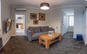 una sala de estar con un sofá y una mesa en Stylove Apartamenty, en Ustrzyki Dolne