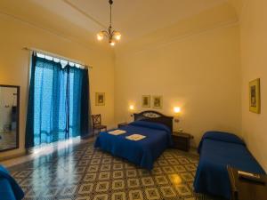 1 dormitorio con 2 camas y ventana en B&B Liberty, en Palermo