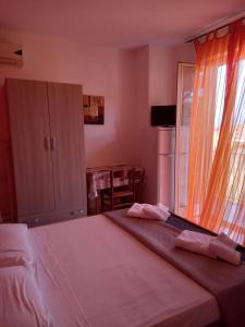 ein Schlafzimmer mit einem großen Bett und einem Fenster in der Unterkunft Room in Apartment - 15min Da Tropea Monolocale Vista Mare A Briatico in Briatico