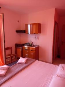 A bed or beds in a room at Room in Apartment - 15min Da Tropea Monolocale Vista Mare A Briatico