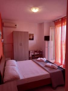 ein Schlafzimmer mit einem Bett mit zwei Handtüchern darauf in der Unterkunft Room in Apartment - 15min Da Tropea Monolocale Vista Mare A Briatico in Briatico