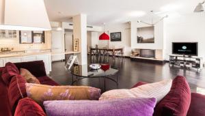 salon z kanapą i stołem oraz kuchnia w obiekcie Athens Plaka Hill luxury Flat w Atenach