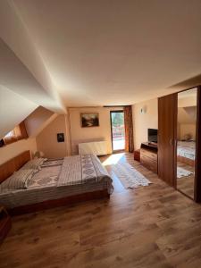 ein Schlafzimmer mit einem Bett und einer Kommode darin in der Unterkunft Casa Iris Colibita in Colibiţa