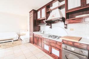 A kitchen or kitchenette at Casa Rosa di Luisa