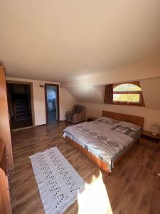 ein Schlafzimmer mit einem Bett in einem Zimmer in der Unterkunft Casa Iris Colibita in Colibiţa