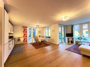 cocina y sala de estar con mesa. en Cityfjord apartment in Bergen centrum, en Bergen