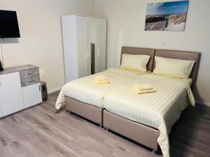 - une chambre avec un lit et 2 serviettes dans l'établissement M&M Hotel - Neu Wulmstorf, à Neu Wulmstorf