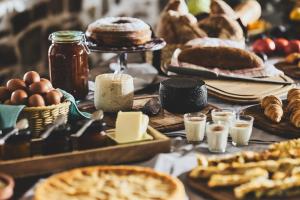 una mesa cubierta con pan, bollería y otros alimentos en Naxos Magic Village en Stelida