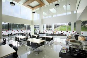 Restaurace v ubytování Amaris Hotel Bekasi Barat + 16 fotografií