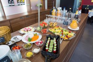 un buffet avec différents types de nourriture sur une table dans l'établissement Weingut Schreieck VINOTEL & GUTSHAUS, à Sankt Martin