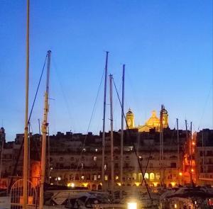 Vista generica su Kalkara o vista sulla città dall'interno dell'appartamento
